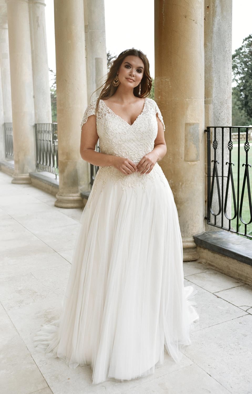 Curve best sale wedding outfits