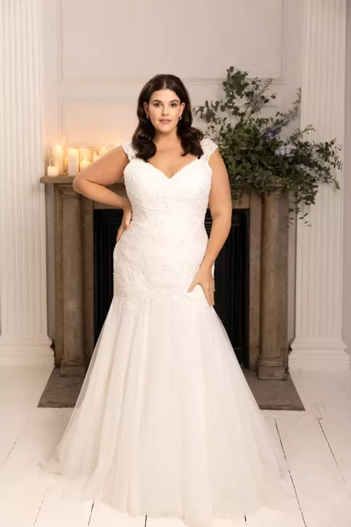 Cruz | Figure Hugging Lace and Tulle Fishtail Wedding Dress | True Curves